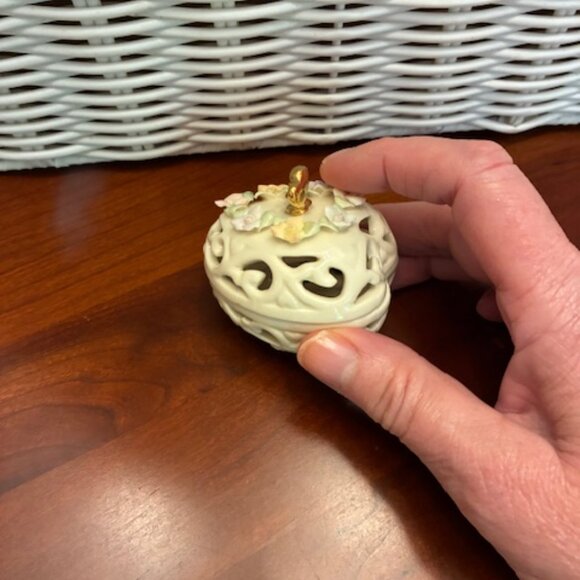 Lenox Heart Covered Trinket Ring Box Bone Ceramic Flowers Scroll w Gold Accents - Picture 3 of 7